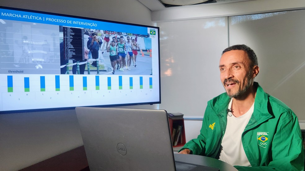 O biomecânico Franklin de Camargo Júnior explica trabalho feito com Caio Bonfim, da marcha atlética — Foto: Marcel Merguizo