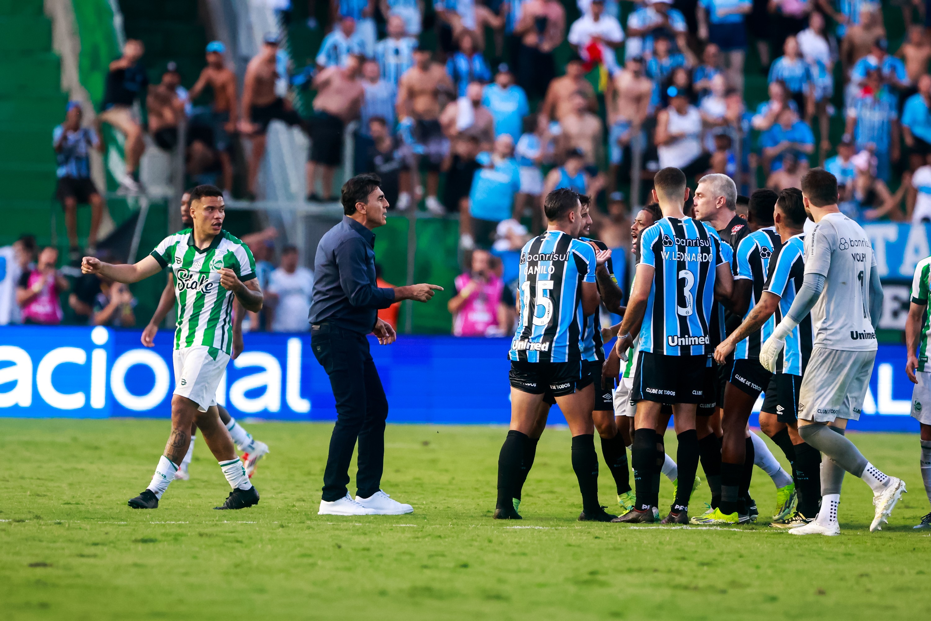 Quinteros detalha lance polêmico em jogo e defende sua atitude durante expulsão.