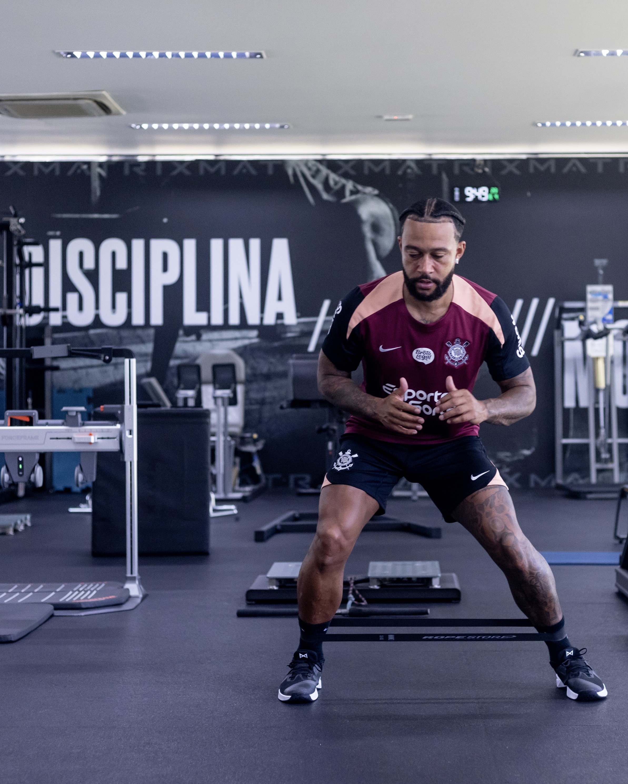 Memphis renova contrato com o Corinthians até 2028 com redução de custos