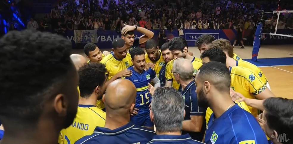Luciano De Cecco levanta bola — imagem de arquivamento