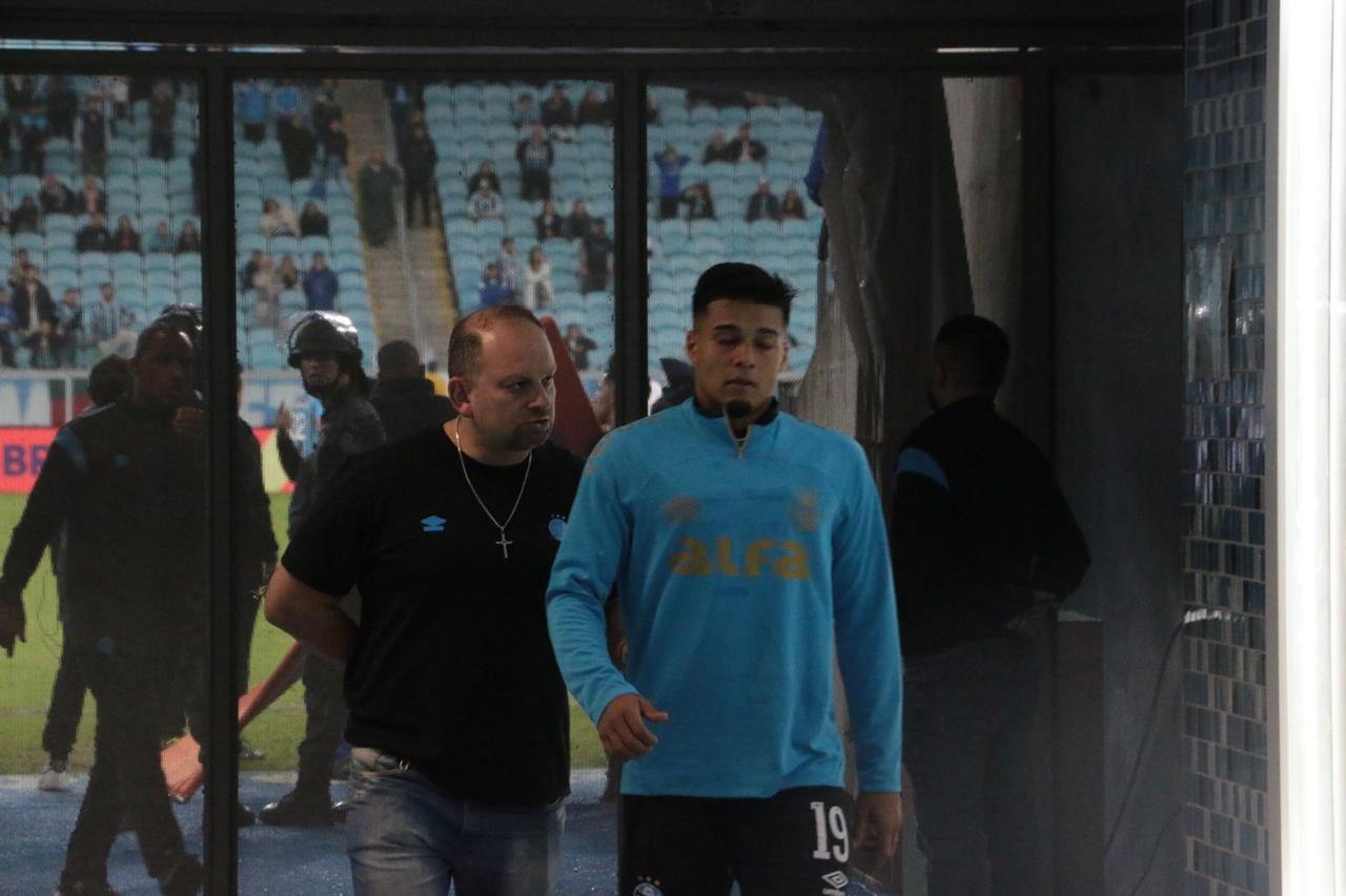 Grêmio x CSA: Gol Anulado, Confusão no VAR e Expulsão em Fim de Jogo