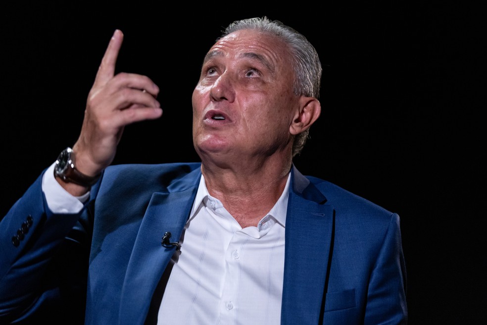 Tite aponta para cima em entrevista ao Abre Aspas — Foto: Jhony Inácio