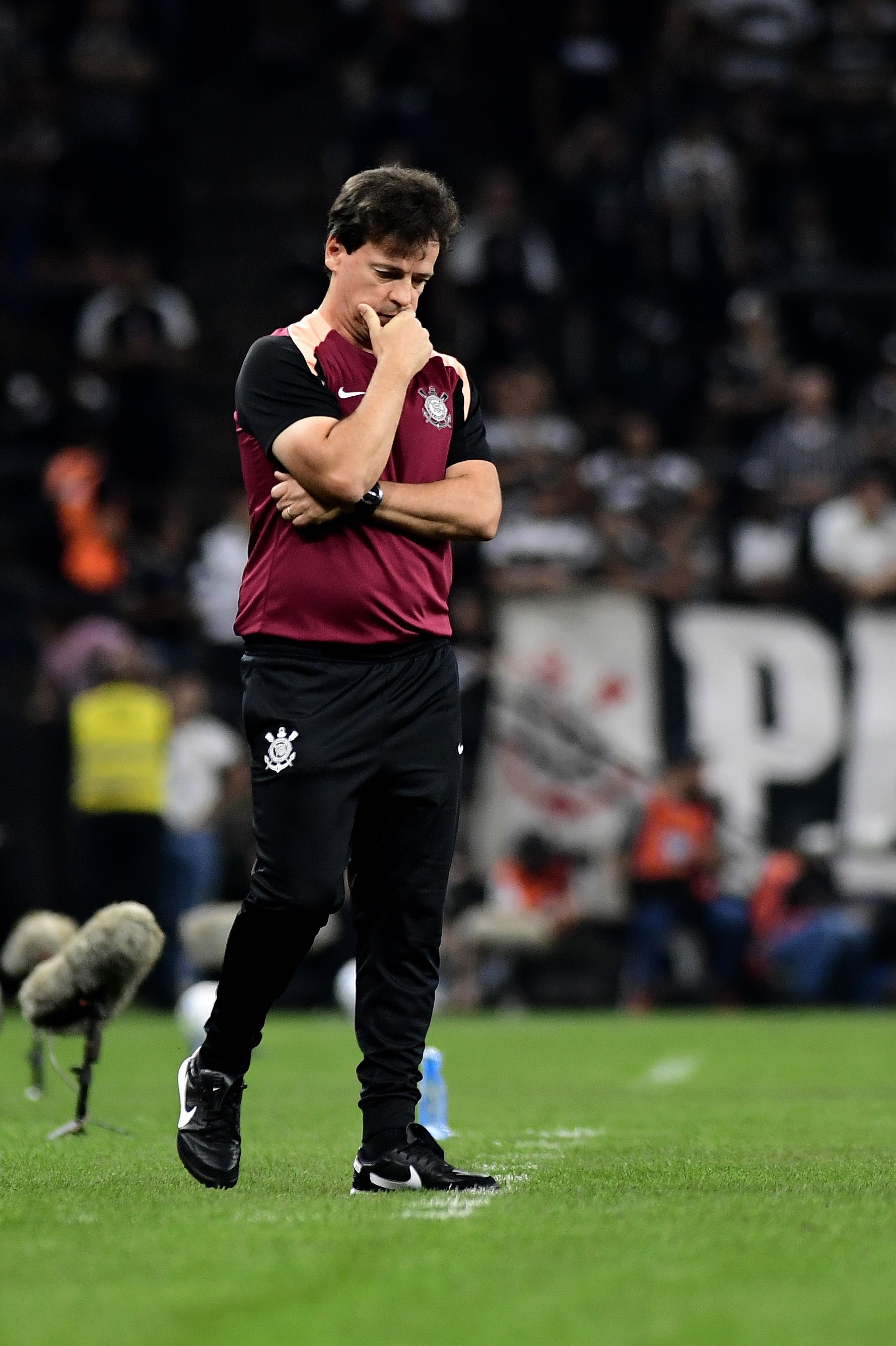 Diniz critica arbitragens em jogo decisivo e aponta irregularidade em gol do Inter que custou a eliminação do Corinthians