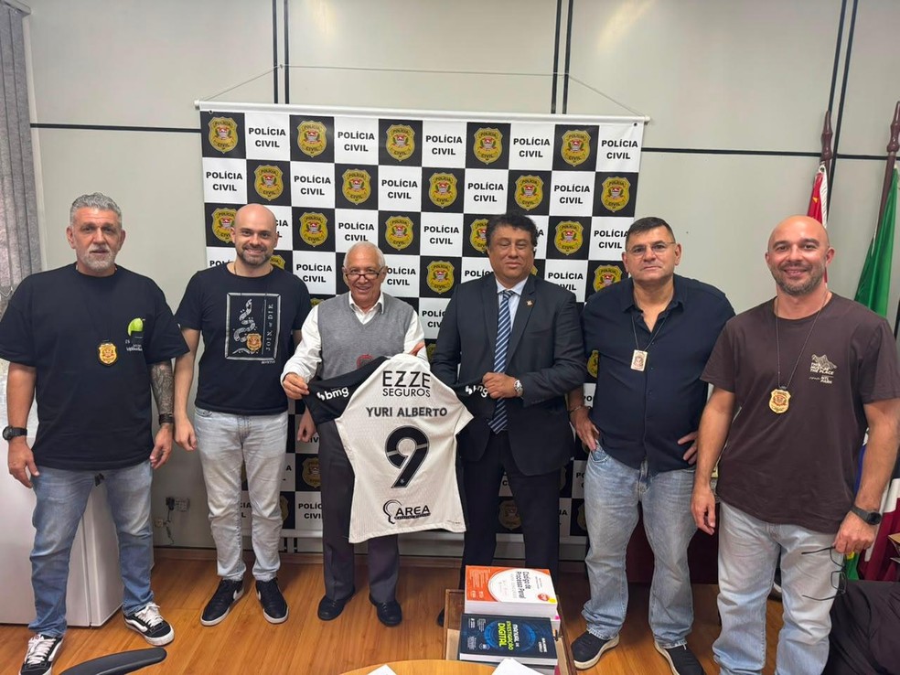 Corinthians recupera camisa de Yuri Alberto furtada do Memorial no Parque São Jorge