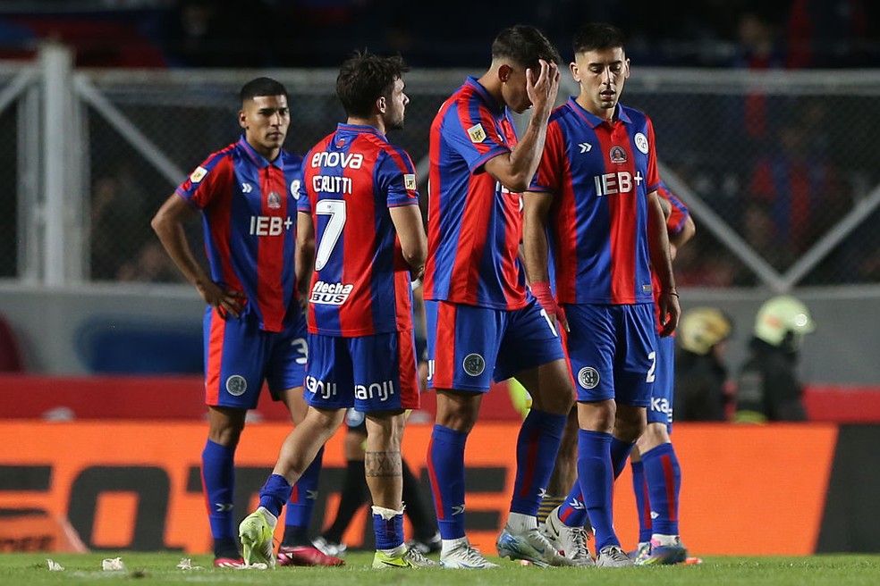 Jogadores do San Lorenzo em campo, demonstrando a paixão e o esforço da equipe.