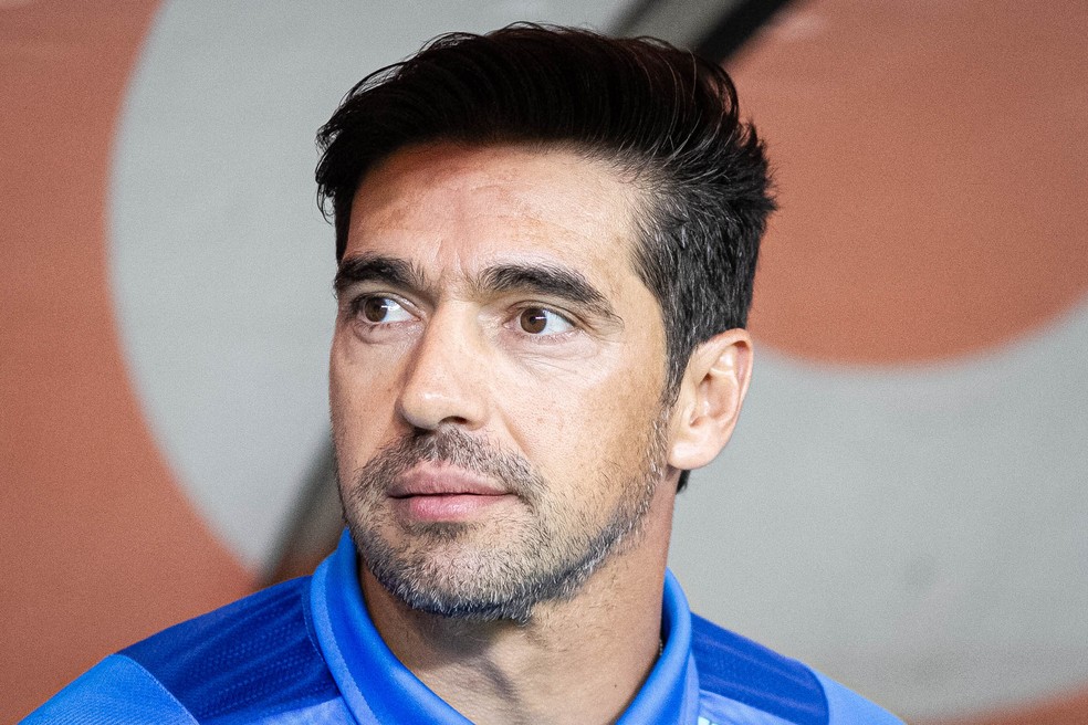 Abel Ferreira disse que deve pensar se aceita possível proposta de renovação com o Palmeiras — Foto: Fernando Moreno/AGIF