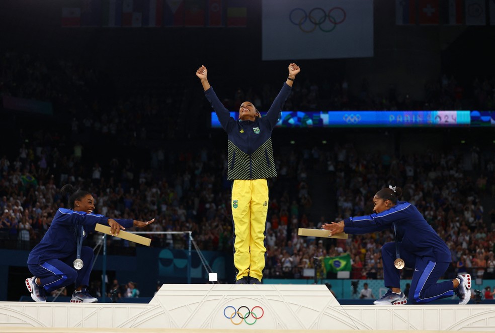 Rebeca Andrade reverência Simone Biles Jordan Childs Ginástica Olimpíadas 2024 — Foto: REUTERS/Hannah Mckay