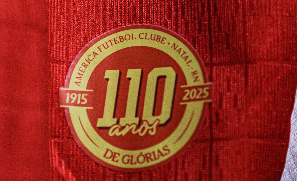 Nova camisa do América-RN tem patch comemorativo dos 110 anos — Foto: Gabriel Leite/América FC