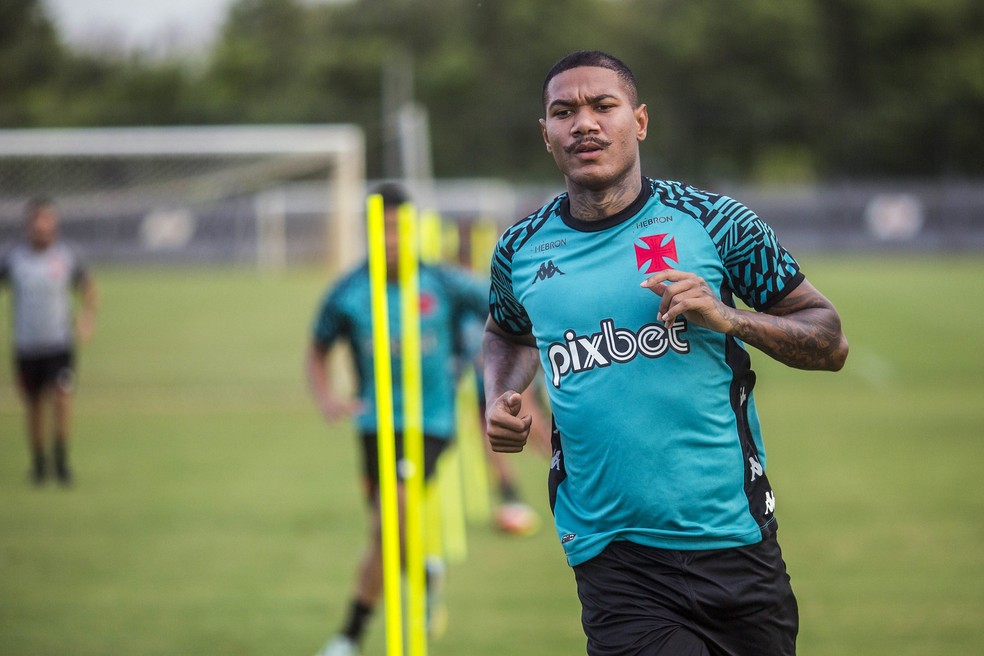 Antes fora dos planos, Z&eacute; Gabriel foi titular contra o Inter &mdash; Foto: Daniel Ramalho / CRVG