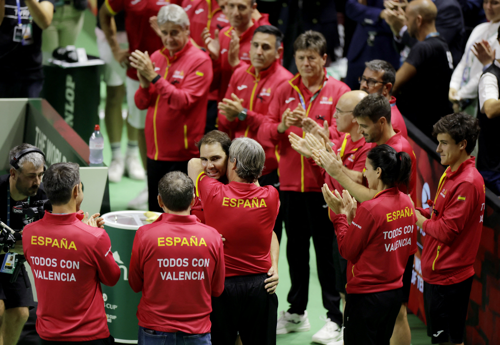 Rafael Nadal é saudado pela comissão técnica espanhola na Copa Davis — Foto: REUTERS/Jon Nazca
