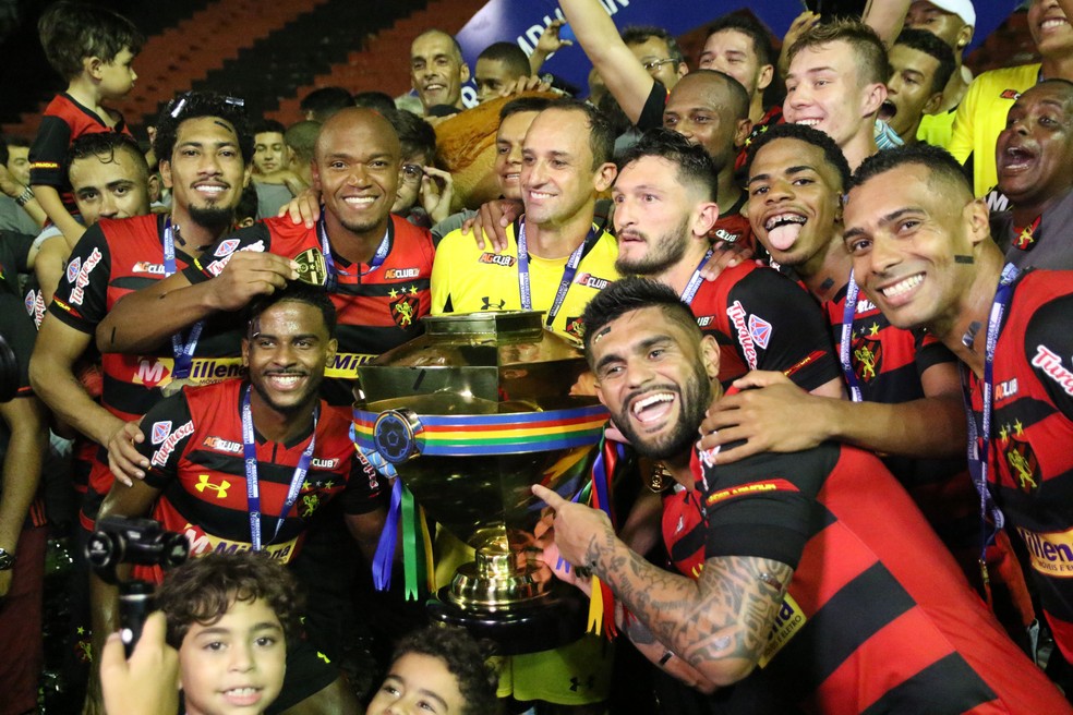 Mãos cheias! Magrão conquista 10º título pelo Sport e vira maior vencedor  do clube | sport | ge