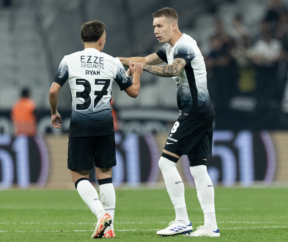 Charles conversa com Ryan em jogo do Corinthians — Foto: Rodrigo Coca/Agência Corinthians