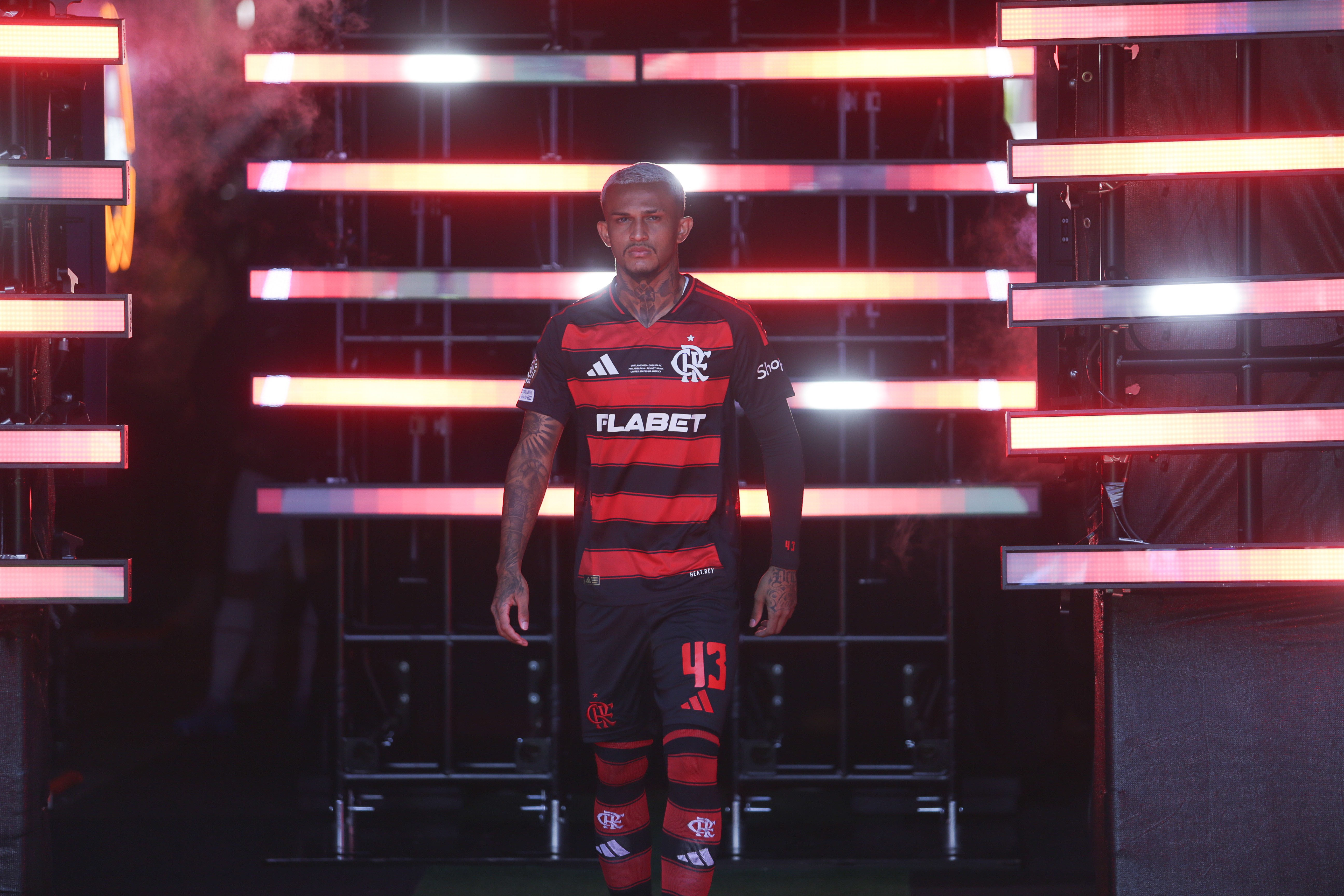 Flamengo avança em renovação com Varela e vê assédio por Wesley crescer na Copa de Clubes