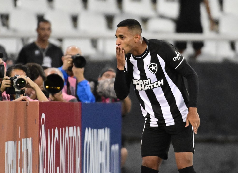 Victor Sá comemora gol em Botafogo x Cesar Vallejo — Foto: André Durão