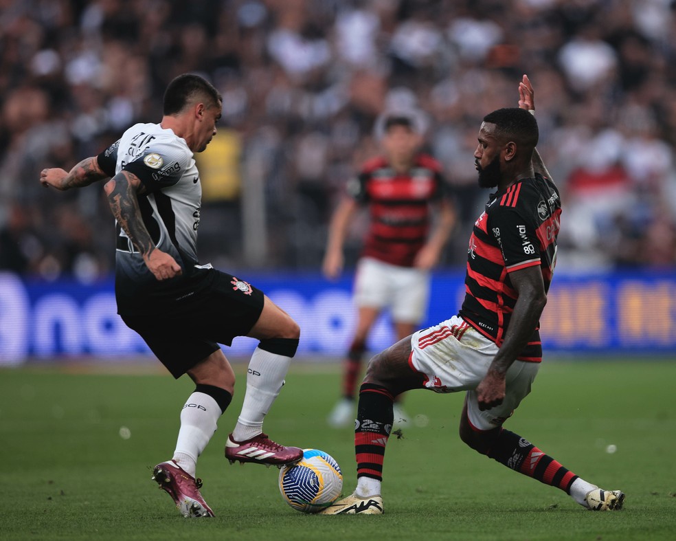 Gerson divide lance em Corinthians x Flamengo — Foto: Ettore Chiereguini/AGIF