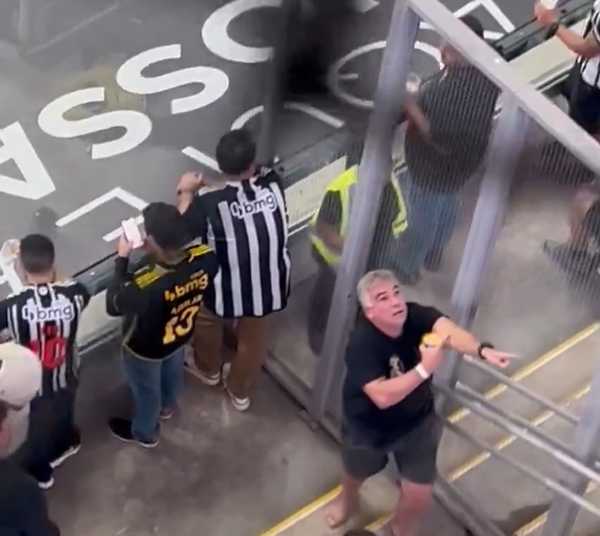 Torcedor do Atlético-MG realiza gestos racistas contra torcida do Flamengo.