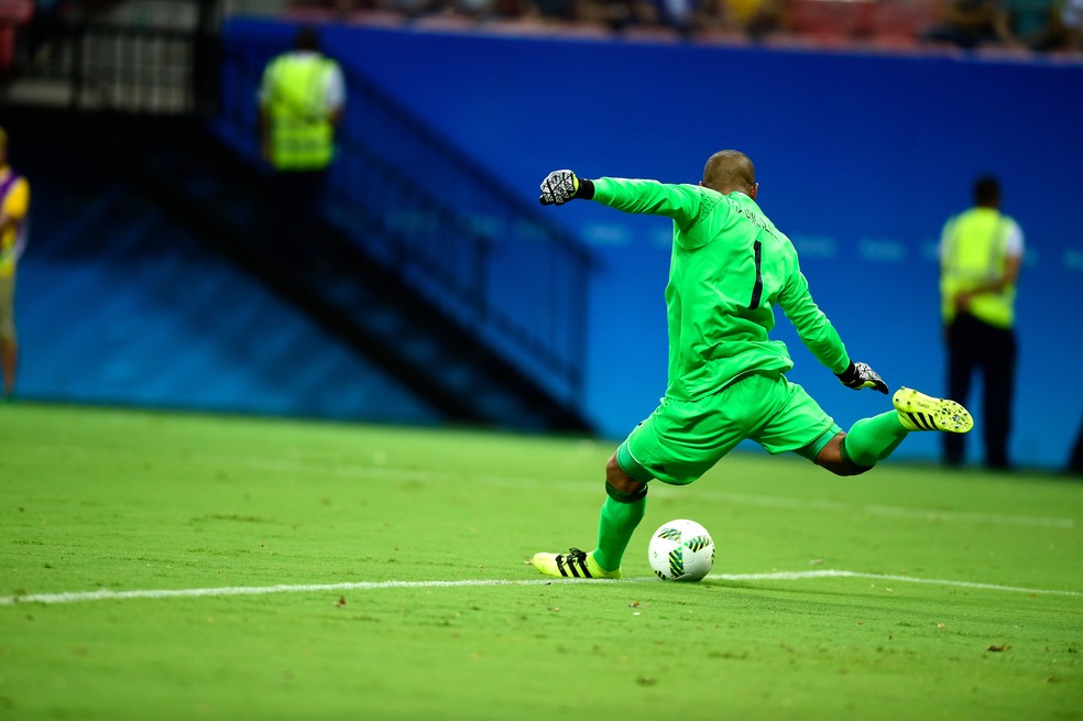 Árbitro controlando o tempo de jogo e aplicando novas regras de arbitragem