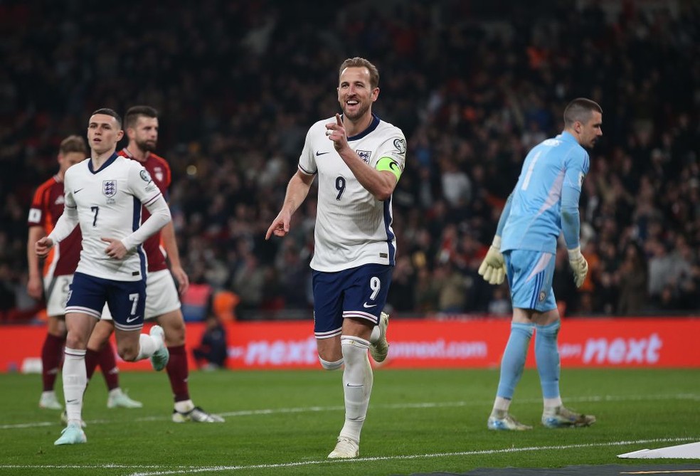 Harry Kane comemora um gol pela Inglaterra nas Eliminatórias