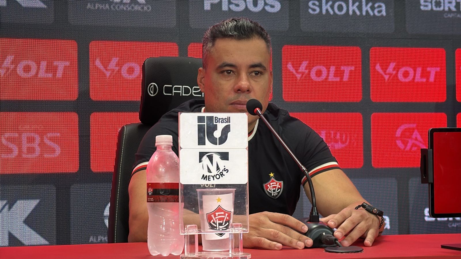 Jair Ventura critica arbitragem e cita desgaste de jogo do Flamengo para explicar derrota do Vitória
