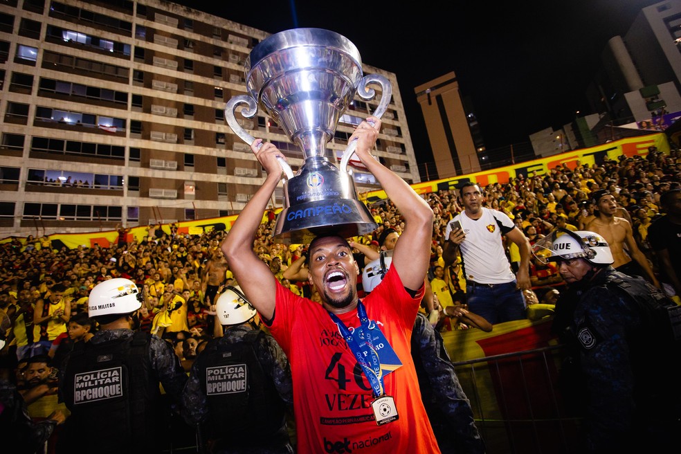 Após quatro gols na final, Iury Castilho levanta taça de campeão com o Sport — Foto: Paulo Paiva/Sport Club do Recife