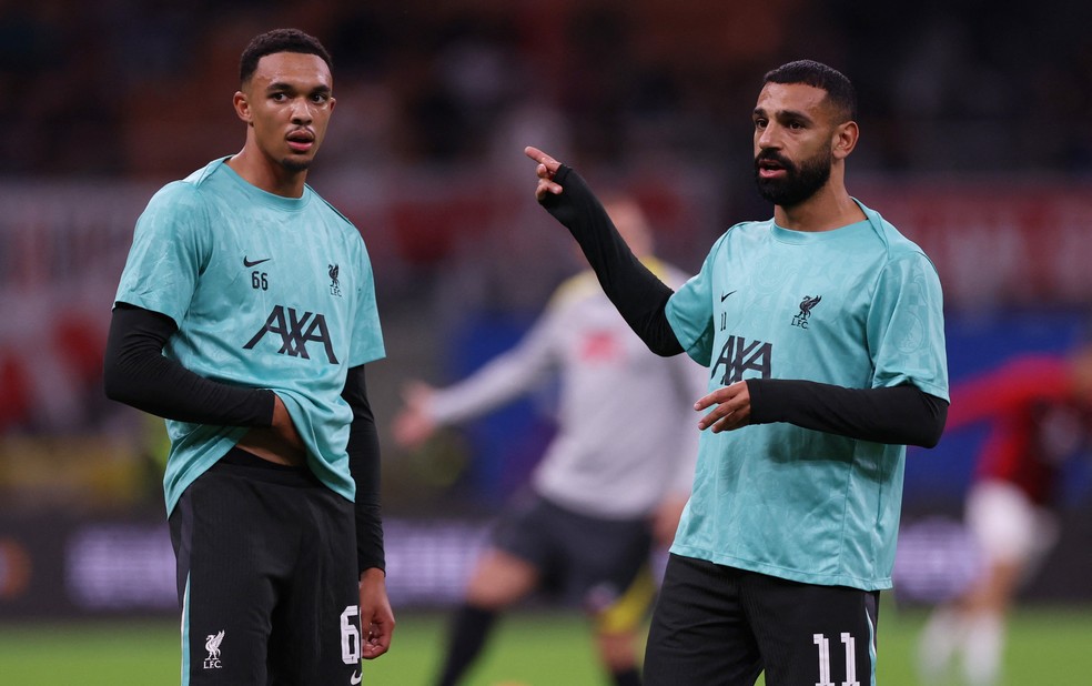 Alexander-Arnold e Salah aquecem antes de Milan x Liverpool na Champions — Foto: Reuters