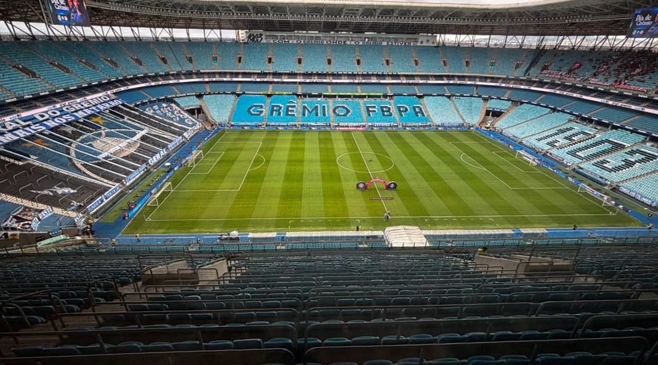 Vídeo: Torcedor do Grêmio é flagrado em suposto ato racista no Gre-Nal; clube se manifesta