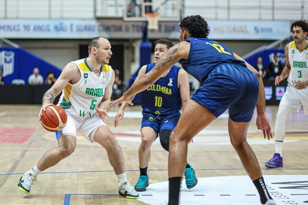 Rafa Luz encara dois marcadores colombianos — Foto: Divulgação/FIBA