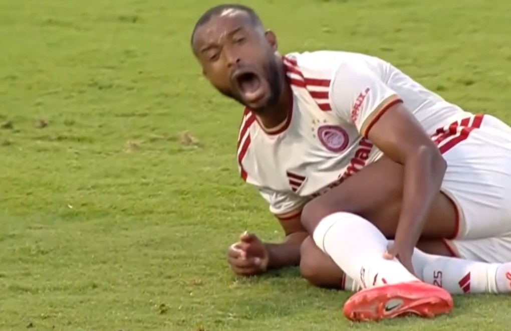 Atacante marroquino fratura a perna em dividida forte no Campeonato Grego; veja