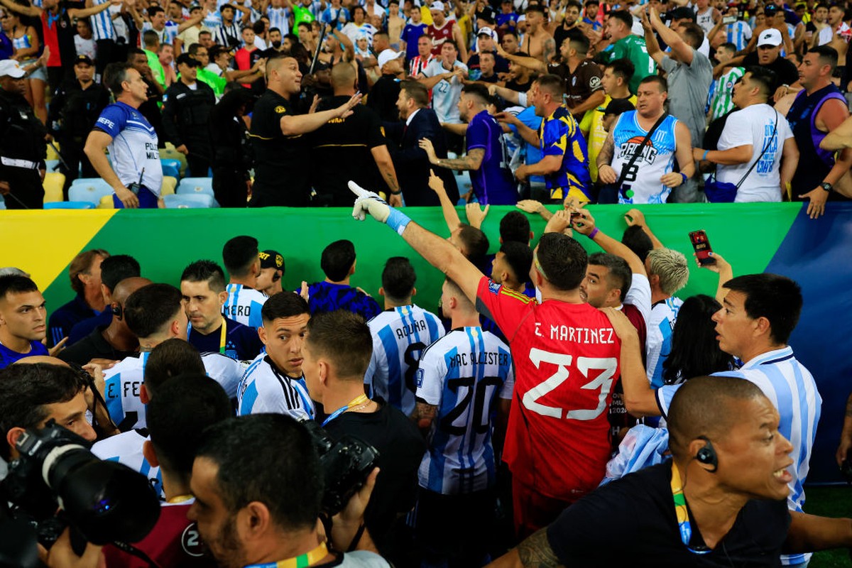 Entre vergonha e memes: torcedores reagem à suspensão do jogo entre Brasil  e Argentina