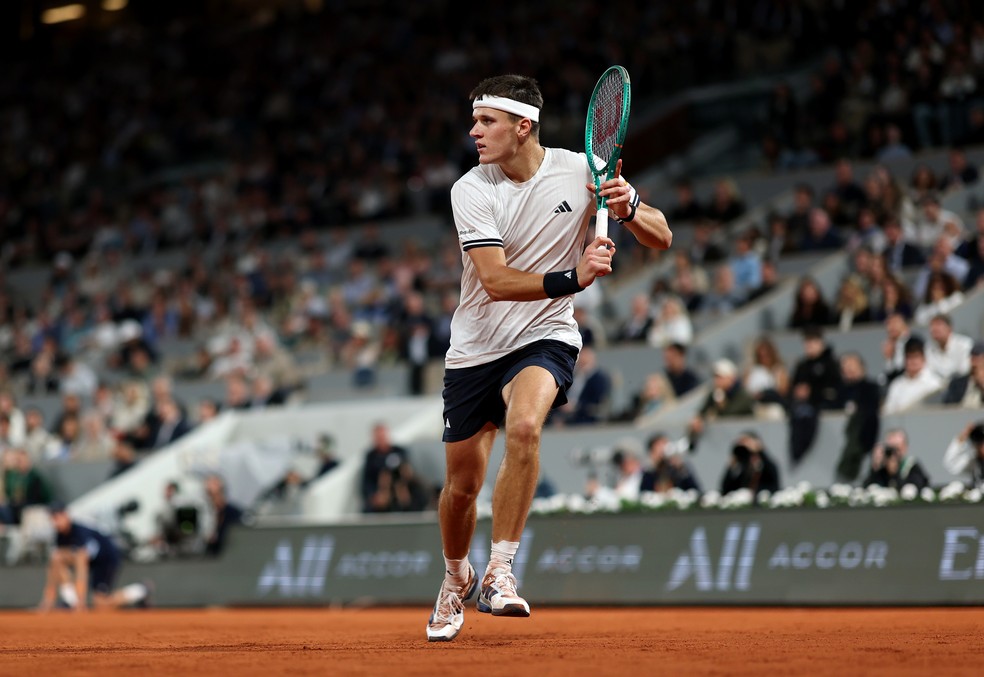 Jakub Mensik durante a partida contra João Fonseca, em Roland Garros — Foto: Clive Brunskill/Getty Images