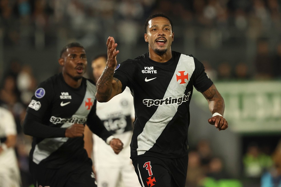 David, do Vasco, comemora gol contra o Olimpia, pela Copa Sul-Americana. � Foto: EFE/ Juan Pablo Pino