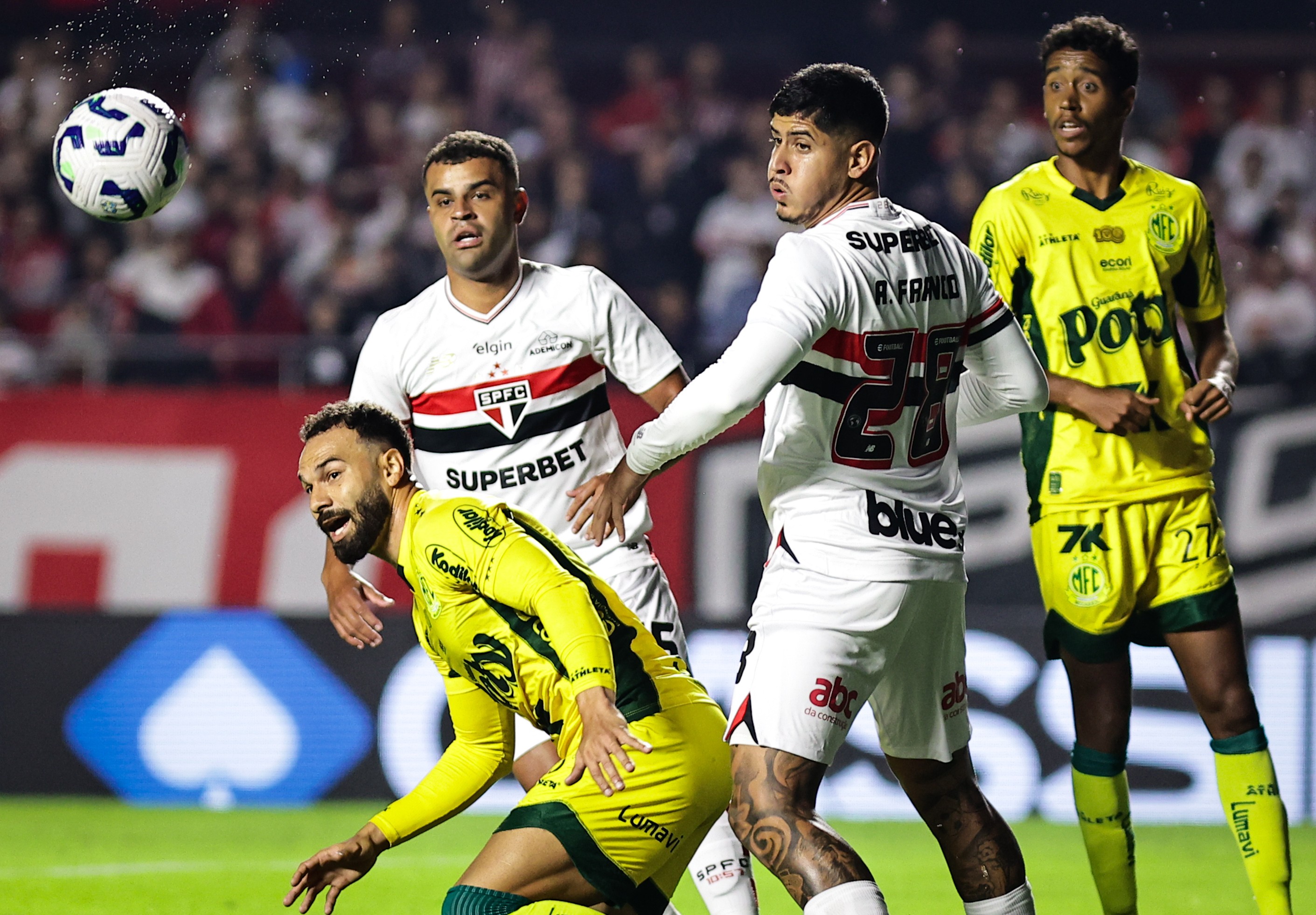 DUAS BAIXAS! Atacante e meia fora: suspensos desfalcam o São Paulo em duelo decisivo x Bahia
