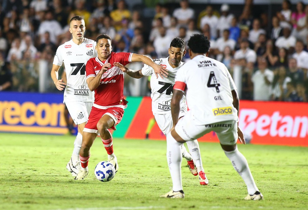 Thiaguinho em ação contra o Santos — Foto: AGIF