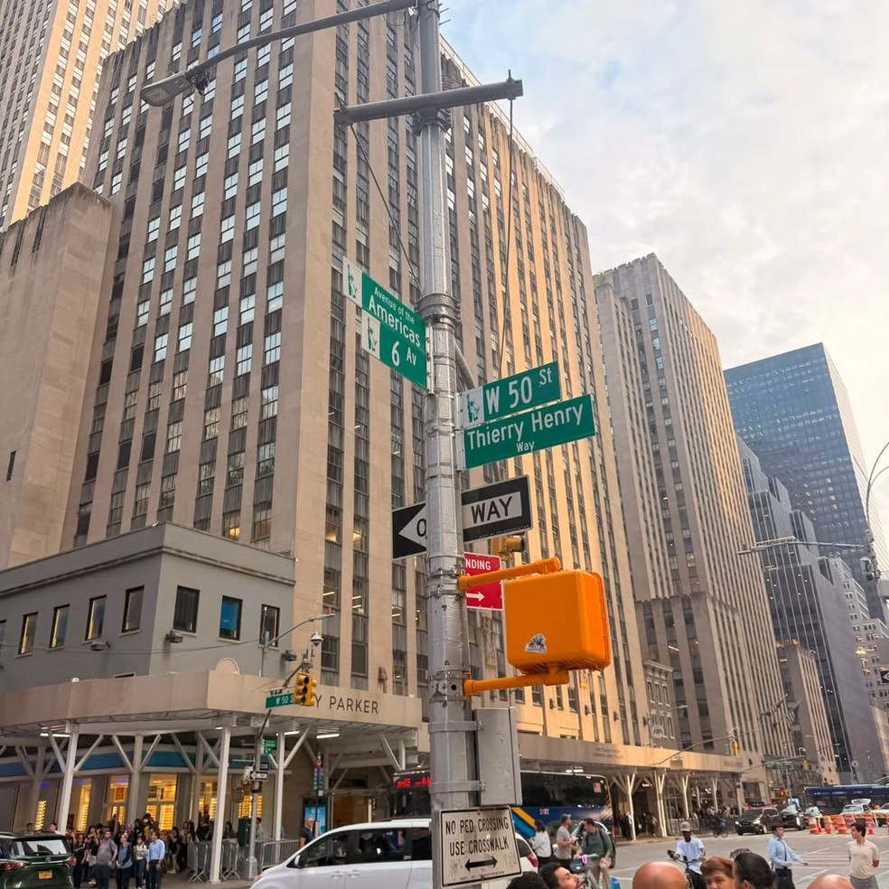 Placa Thierry Henry Nova York em cruzamento de Manhattan