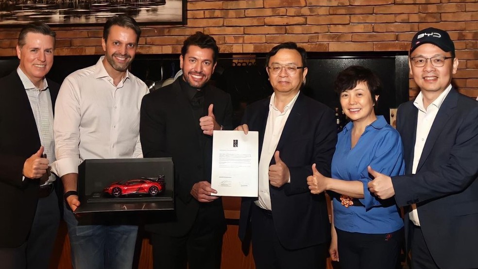 Momento da assinatura da venda do primeiro U9 Xtreme — Foto: BYD/Divulgação