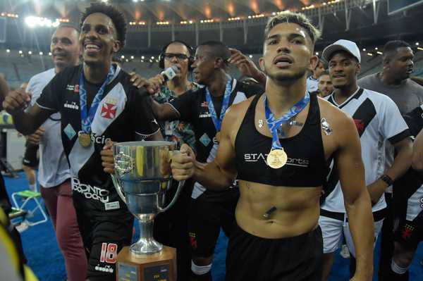 Vasco defende vantagem em jogos contra Fernando Diniz, novo treinador do Cruzeiro.