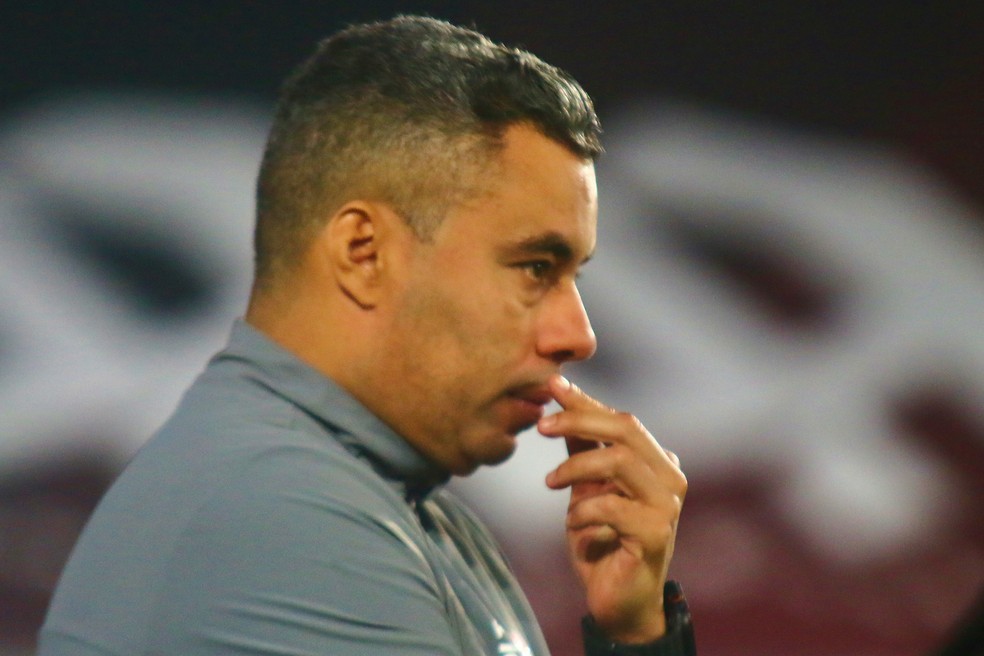 Jair Ventura, técnico do Vitoria, durante partida contra o Athletico-PR no estádio Arena da Baixada pelo campeonato Copa Do Brasil 2026 — Foto: Gabriel Machado/AGIF