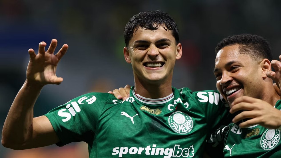 Sosa e Vitor Roque comemoram gol em partida do Palmeiras — Foto: Cesar Greco