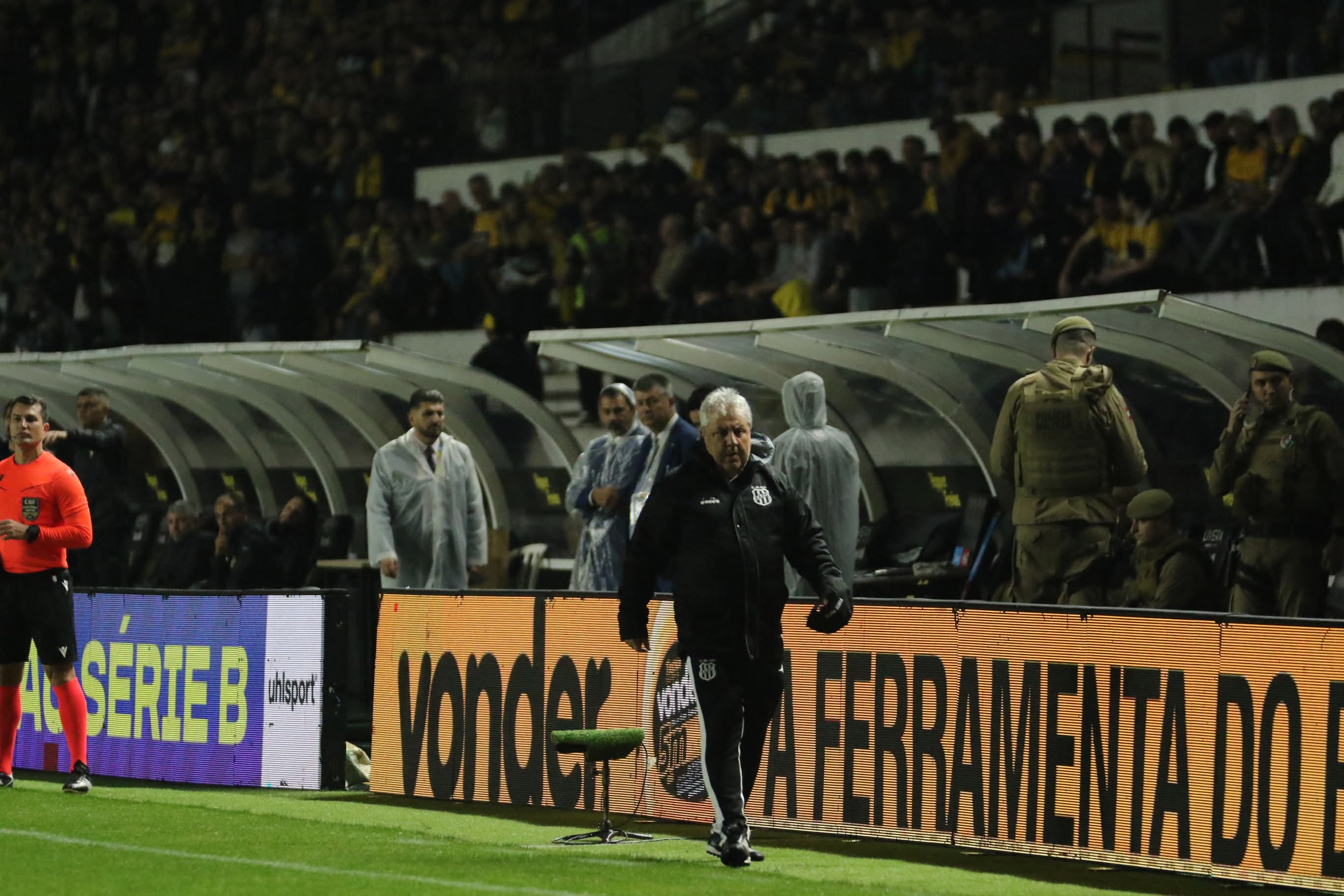 Kleina vê Ponte desorganizada após expulsão e destaca atuação de Vinicius: "Honrando a camisa"