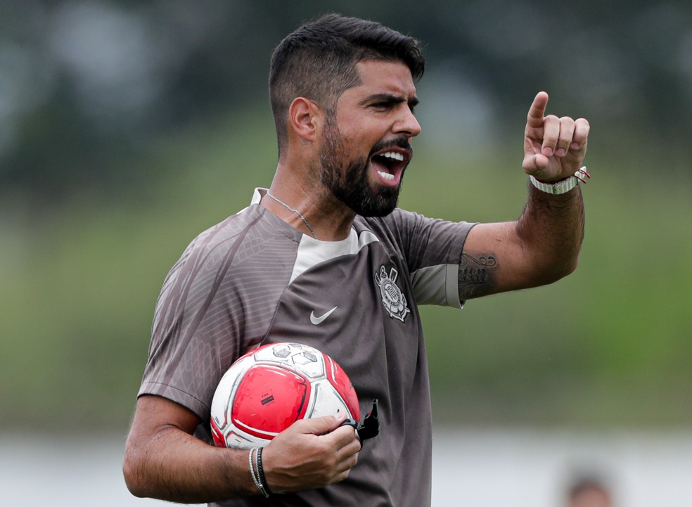 António Oliveira comanda treino do Corinthians — Foto: Rodrigo Coca/Agência Corinthians