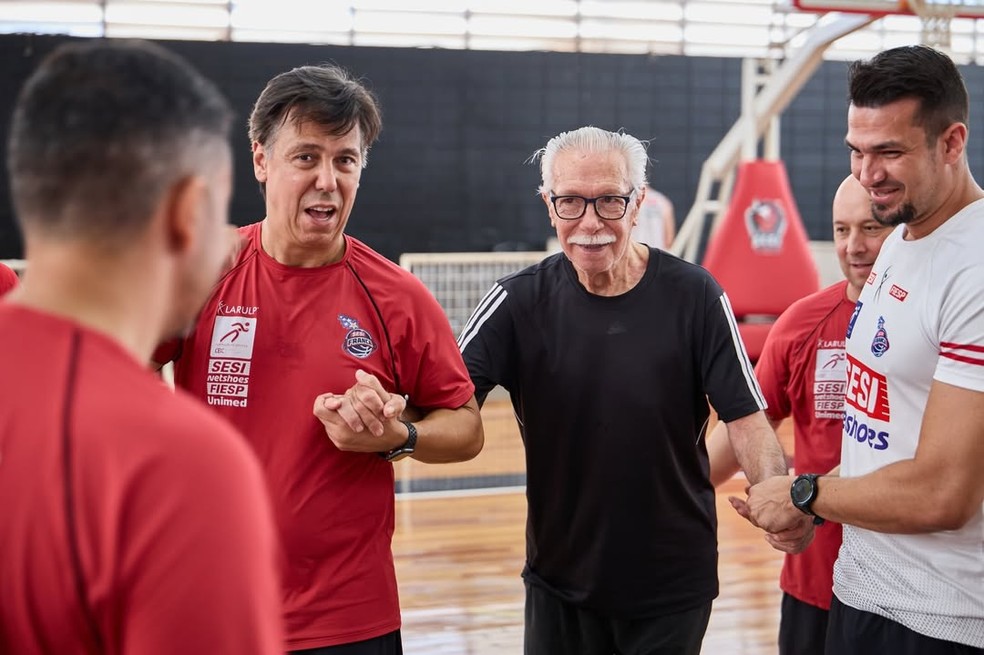 Helinho Garcia abraça a taça da Copa Intercontinental