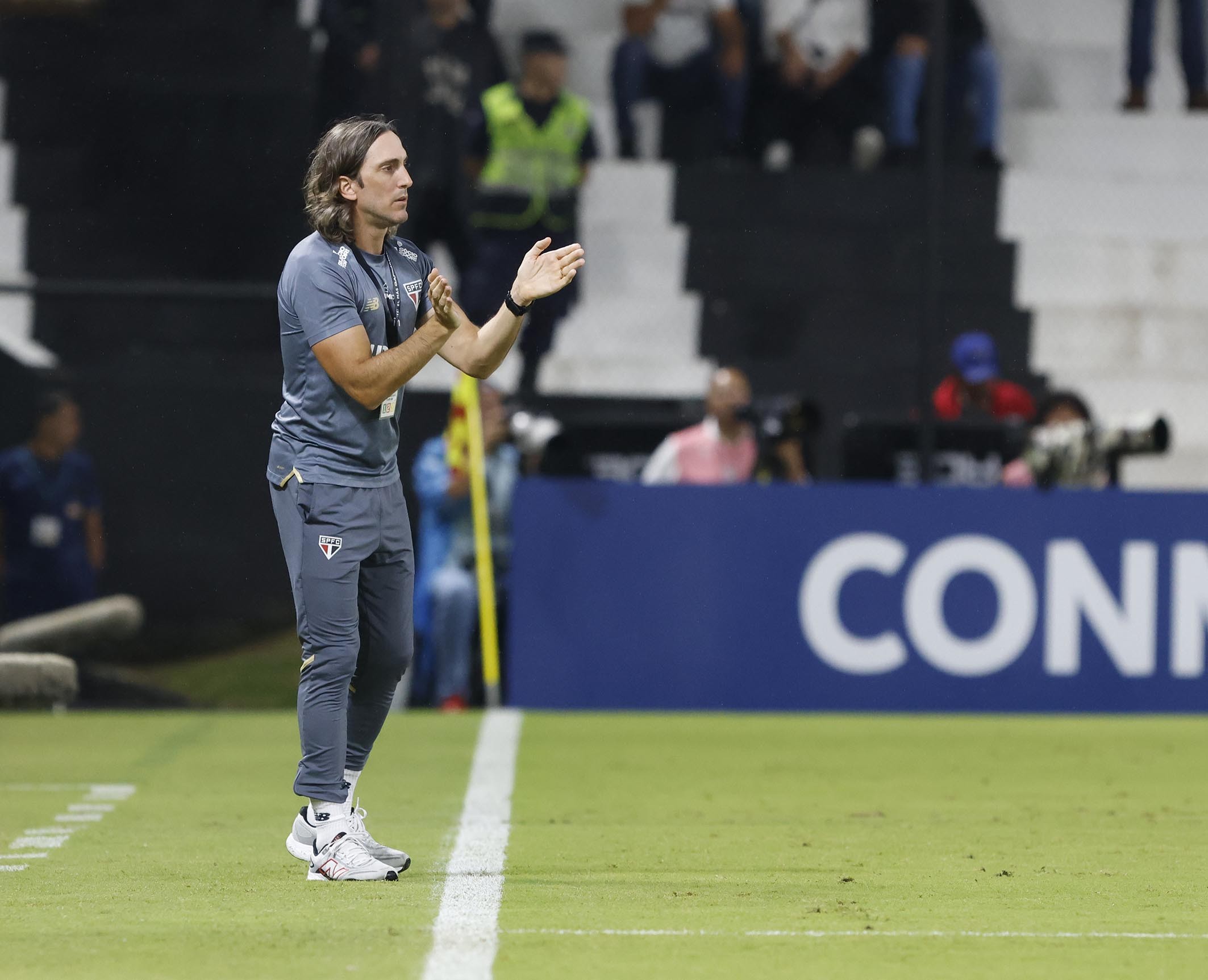RECONQUISTOU A TORCIDA! Zubeldía recebe homenagem calorosa de são paulinos no Paraguai
