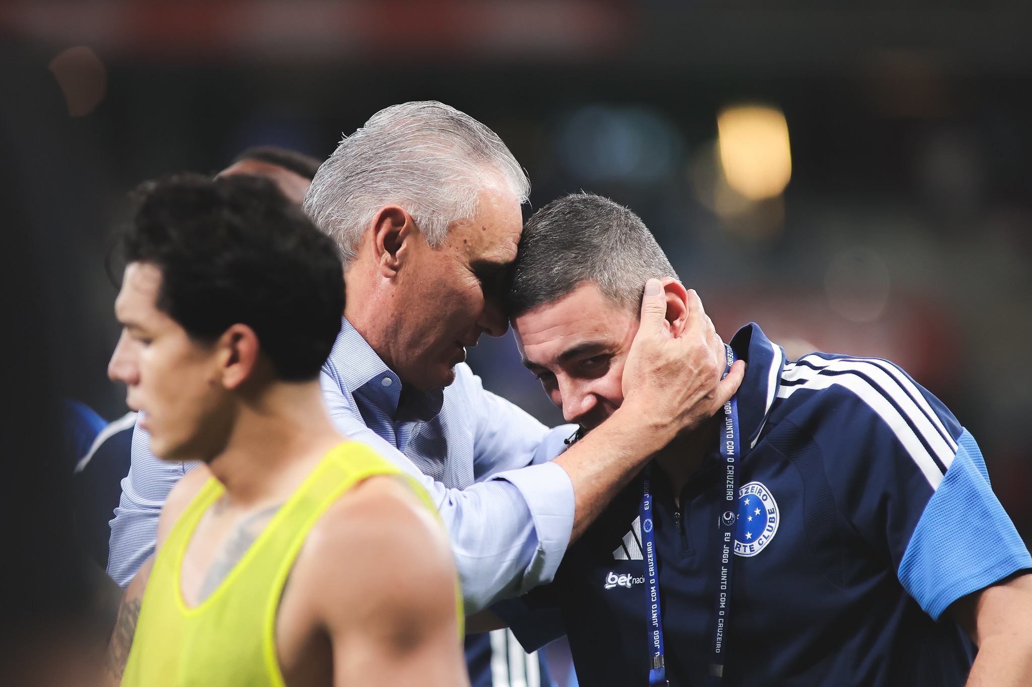 Elenco do Cruzeiro Celebra com Tite em Vitória Emocionante e Ergue Mascote