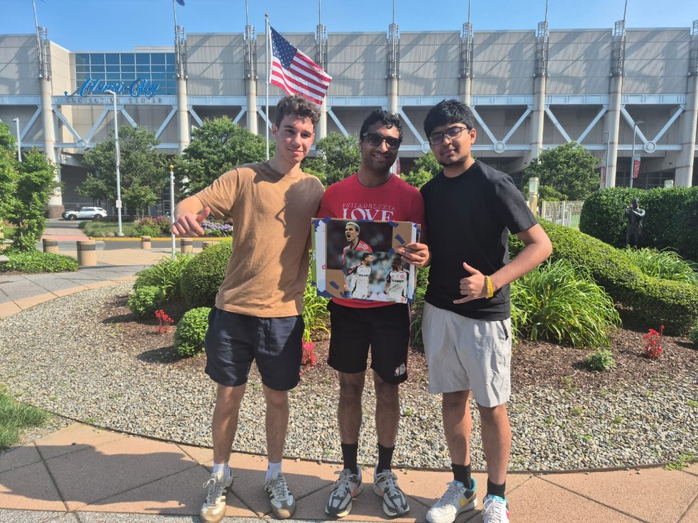 Os americanos Josh, Sarthak, Arnab foram ao desembarque do Flamengo — Foto: Thiago Lima