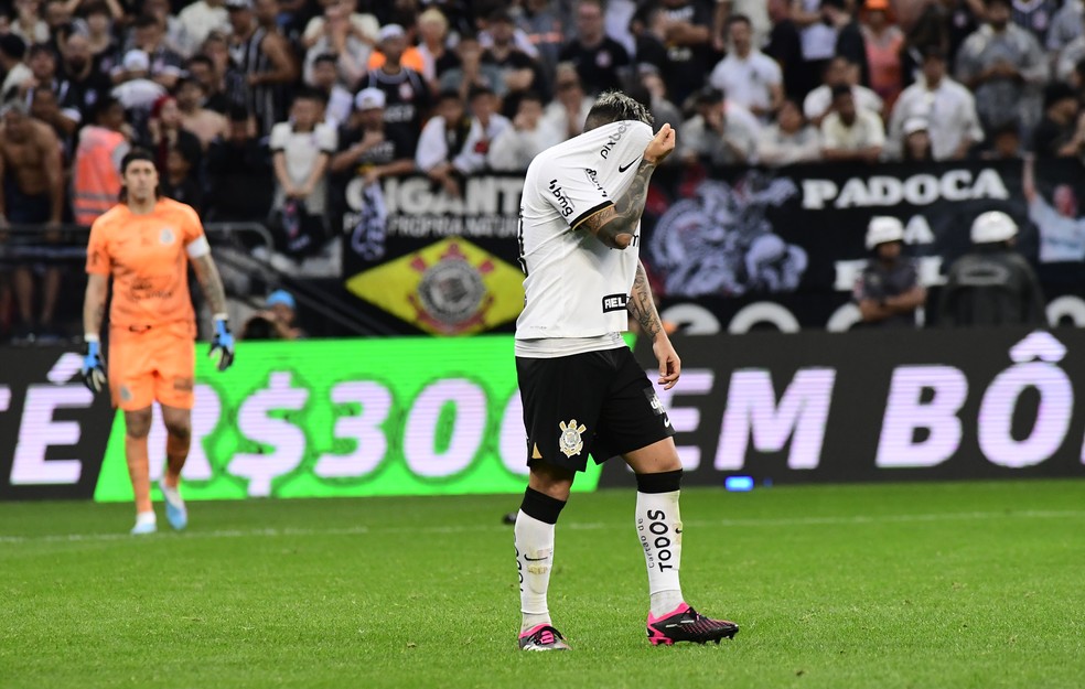 Fagner em cobrança de falta no jogo entre Corinthians e Santo André