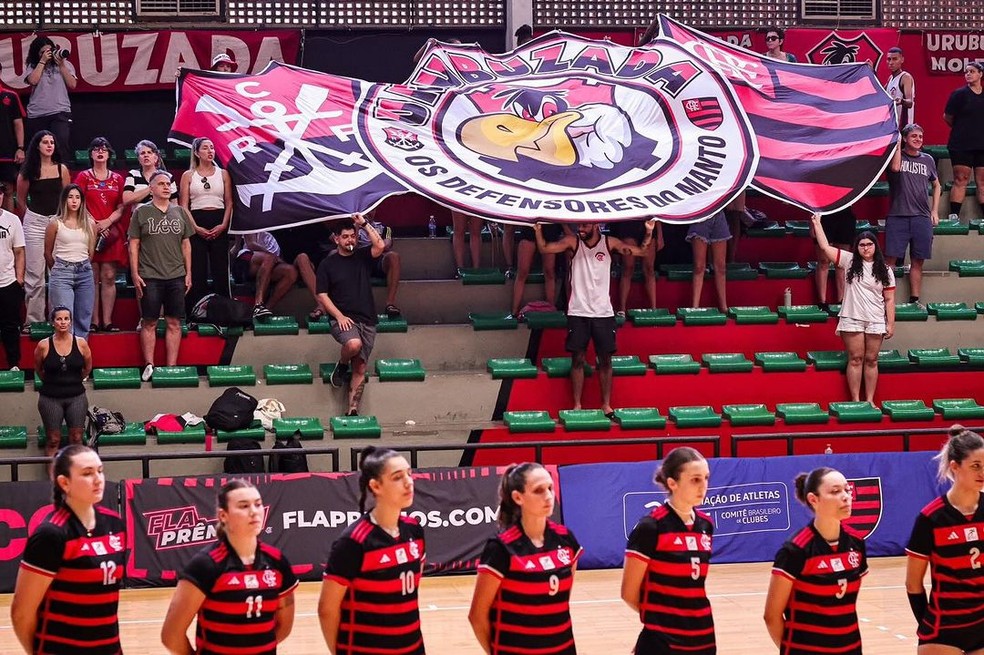 Juliana, com a camisa 9 do Flamengo, é uma das atletas supostamente irregulares — Foto: Reprodução