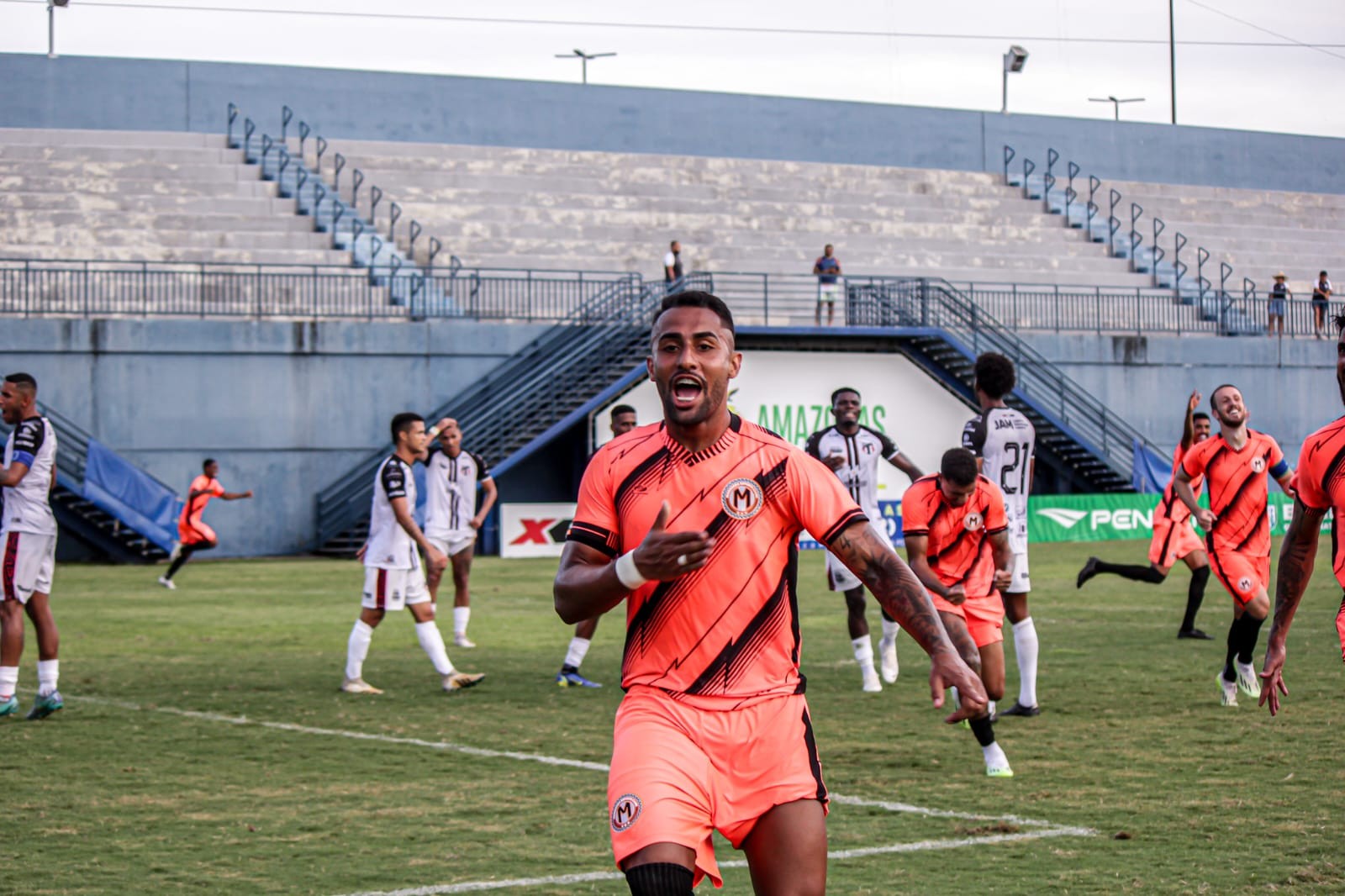 CSA oficializa a contratação de três jogadores | Ge