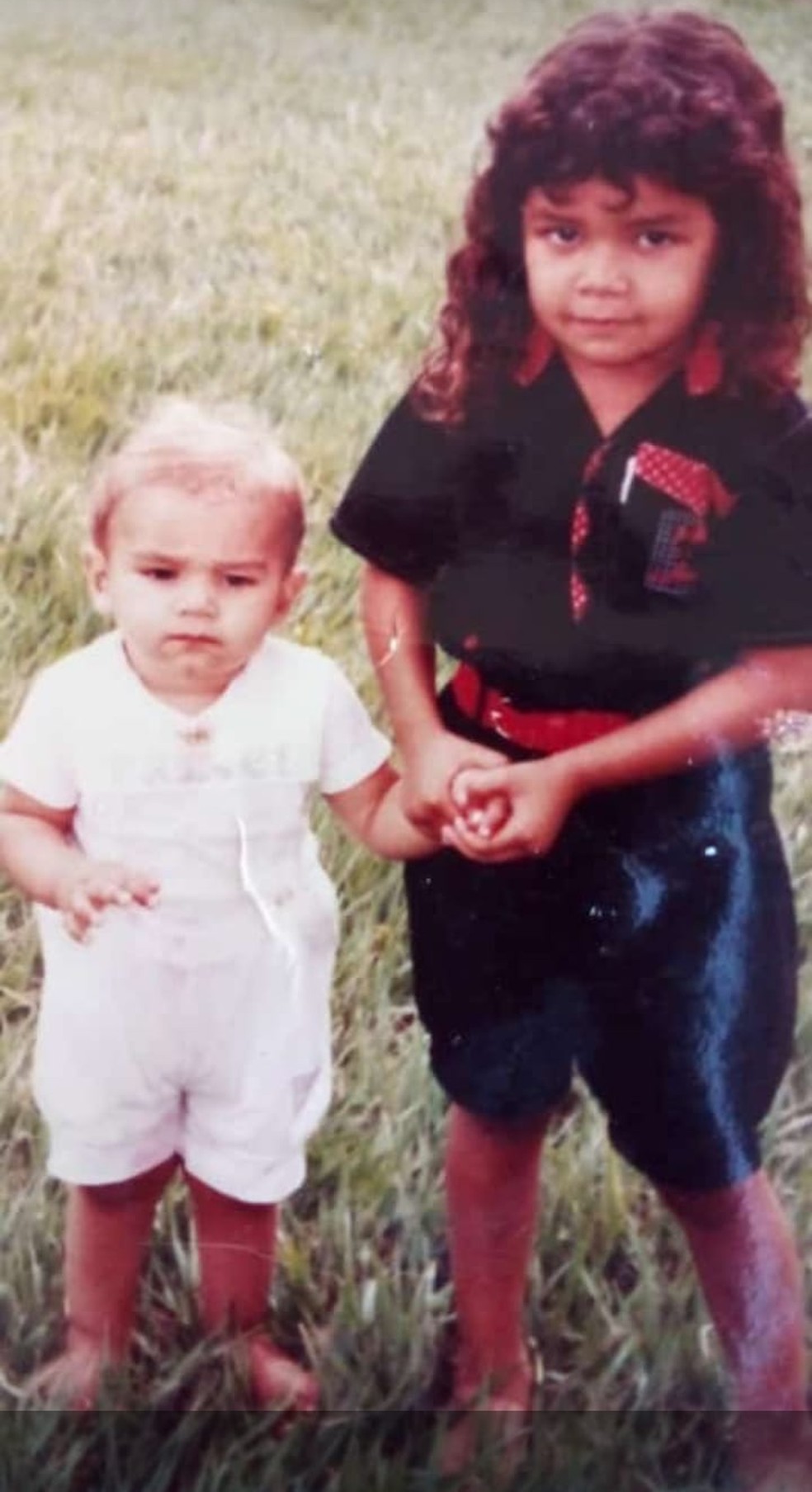 Tiquinho Soares, ainda miúdo, criança, ao lado da prima Adriana — Foto: Arquivo Pessoal