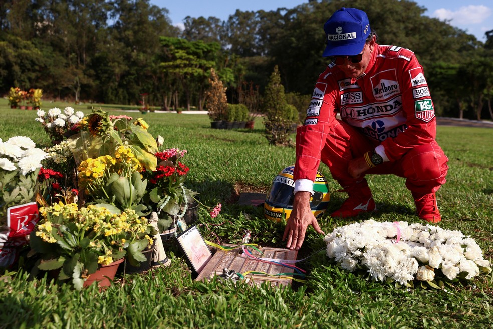 Fã de Senna presta homenagem em frente ao túmulo do tricampeão mundial de F1 — Foto: Reuters