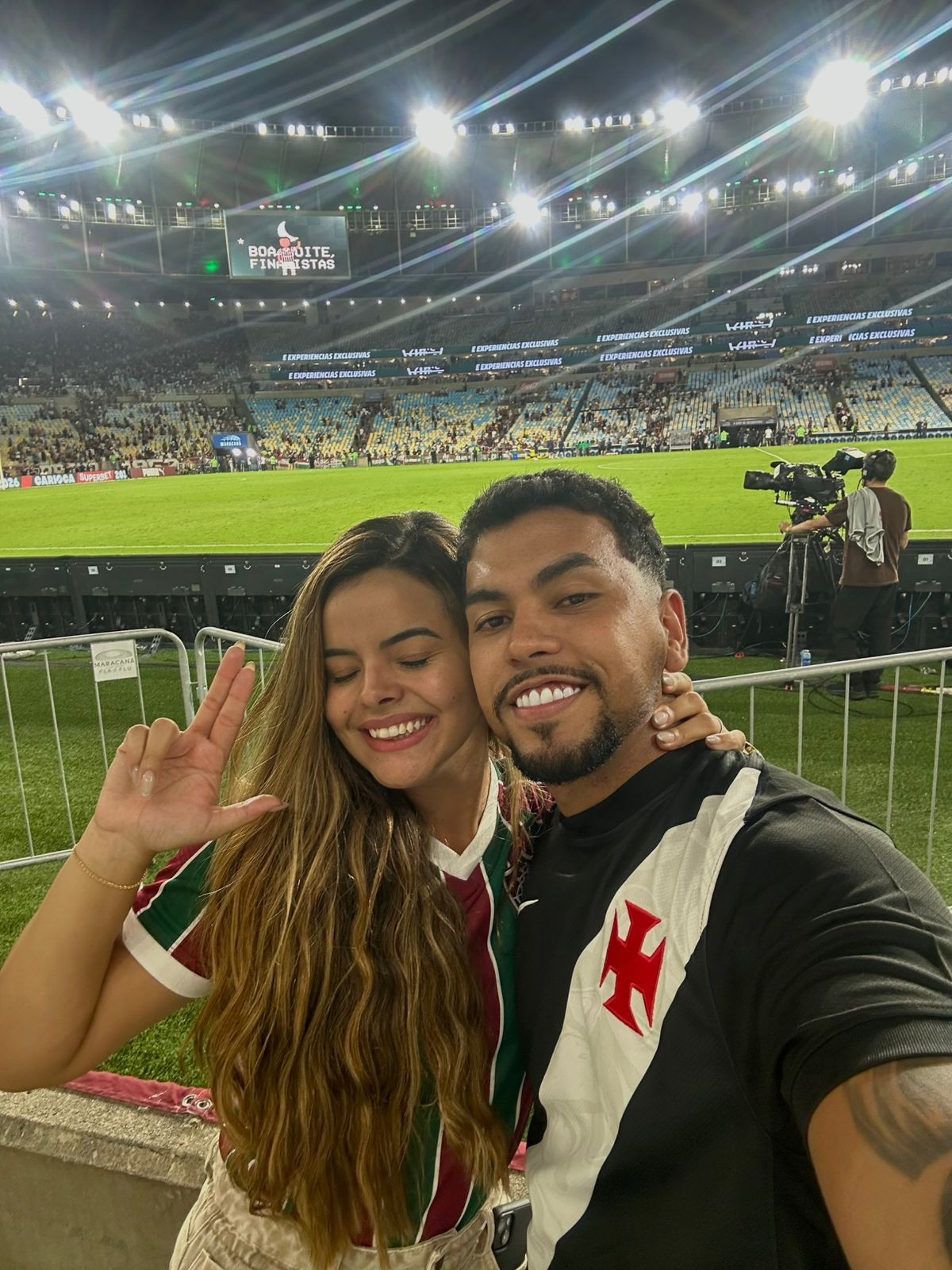 Casal reata e viraliza com provocações durante clássico Fluminense x Vasco